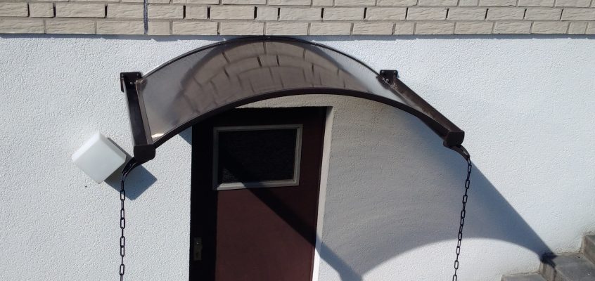 Hausmeisterservice – Montage Vordach für Haustüre aus Aluminium und Kunststoff